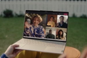Преден изглед от три четвърти на лаптоп Lenovo Yoga,  поставен в скута на човек