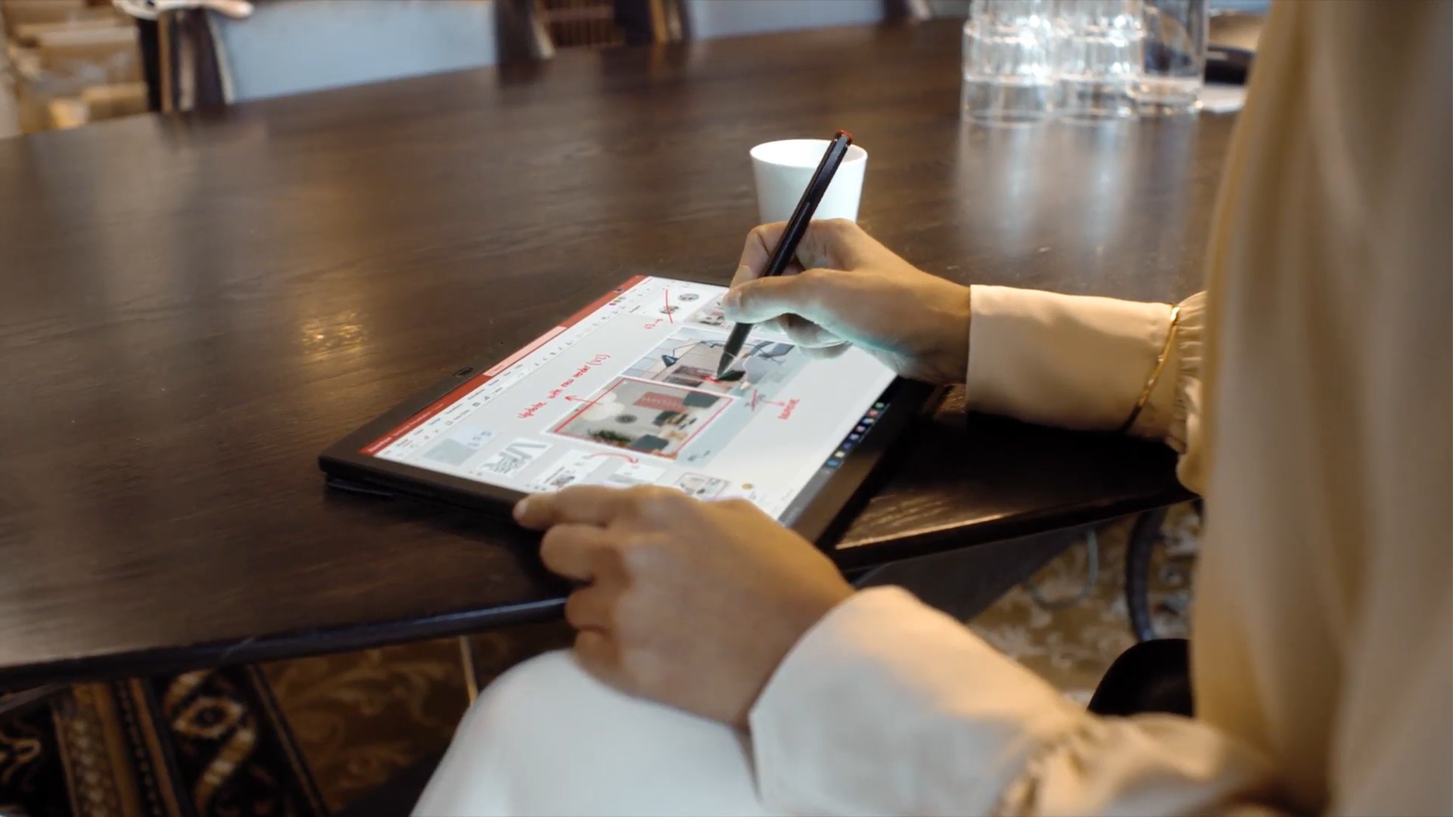 Thumbnail video YouTube untuk Cerita ThinkPad X1 Fold