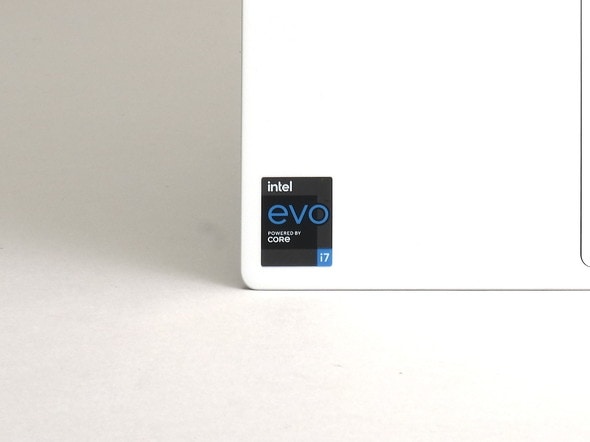 「Yoga Slim 750i Carbon」はインテル® Evo™ プラットフォームに準拠する。パームレストの左下にあるバッジ（シール）は、高いパフォーマンスを発揮できるノートPCであることの証である