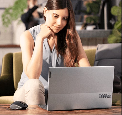Mujer trabajando con una computadora Lenovo ThinkBook