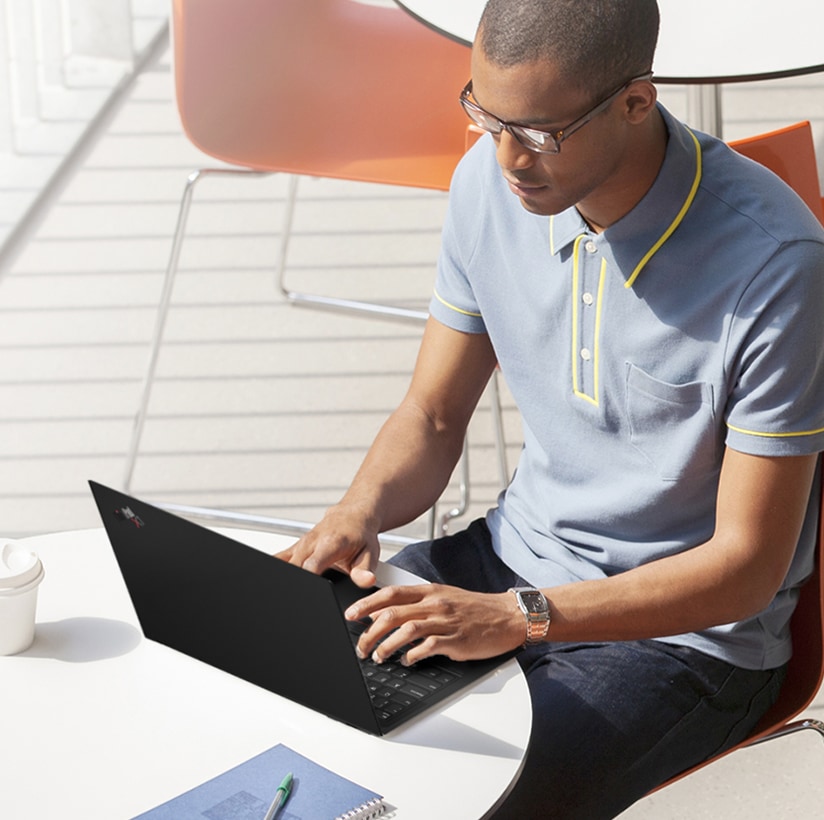 Hombre trabajando con su laptop ThinkPad X1