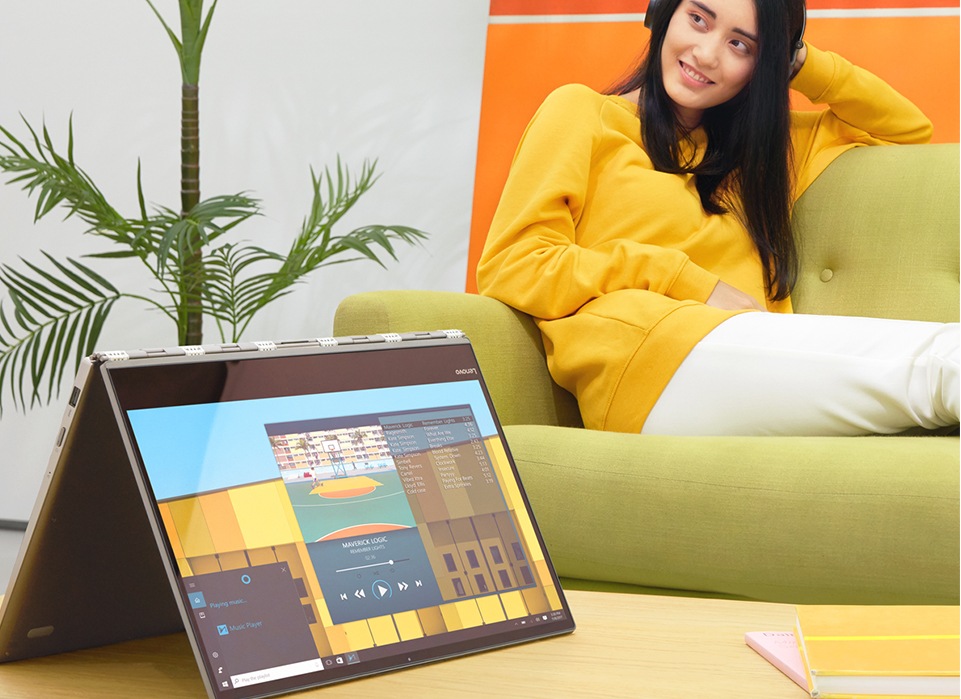 Długa praca na baterii przy rozdzielczośc FHD Zdjęcie urządzenia Yoga920 pracującego na baterii