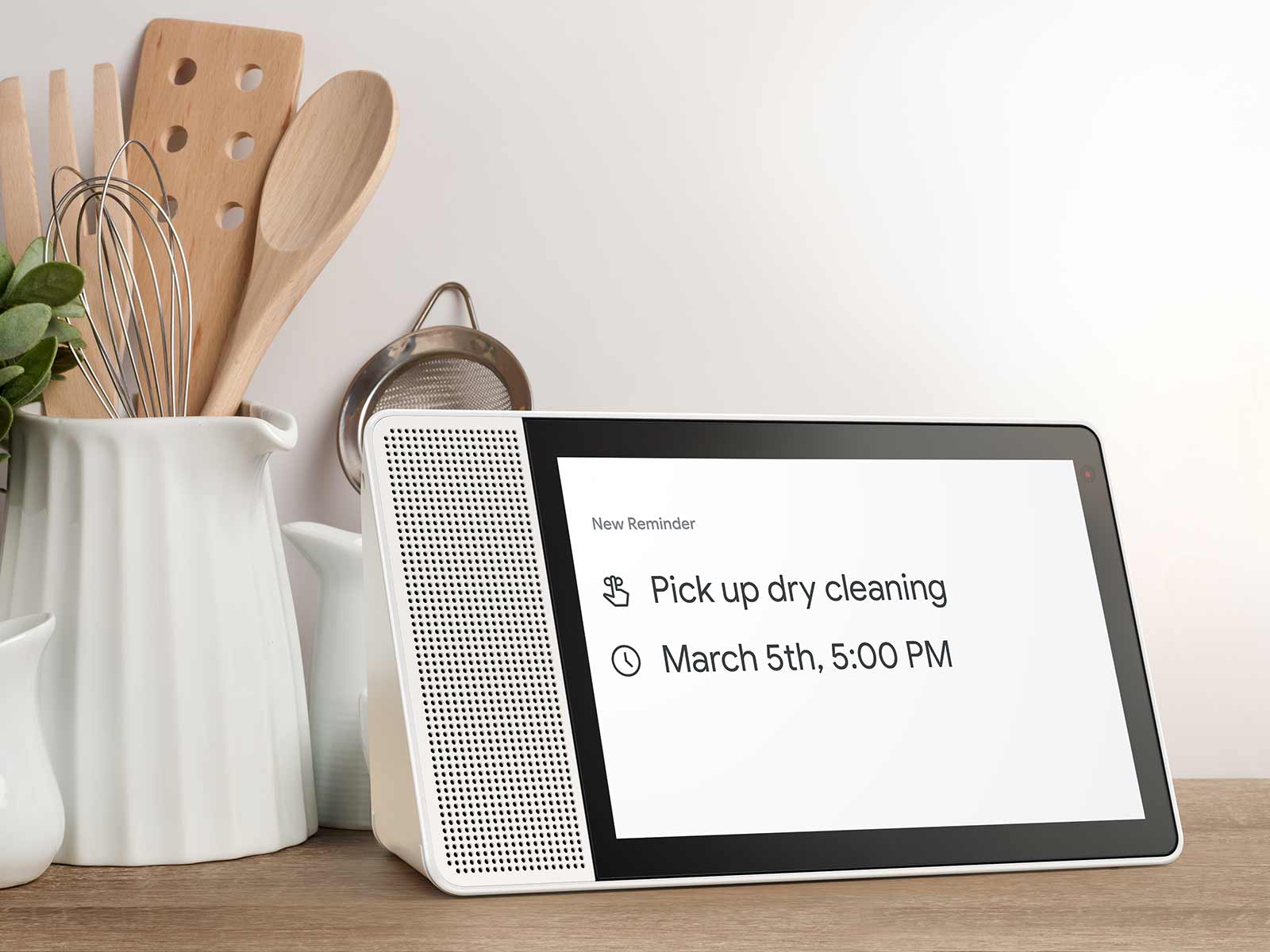 Un sistema inteligente para el hogar de Lenovo que muestra la función de recordatorio del Asistente de Google.