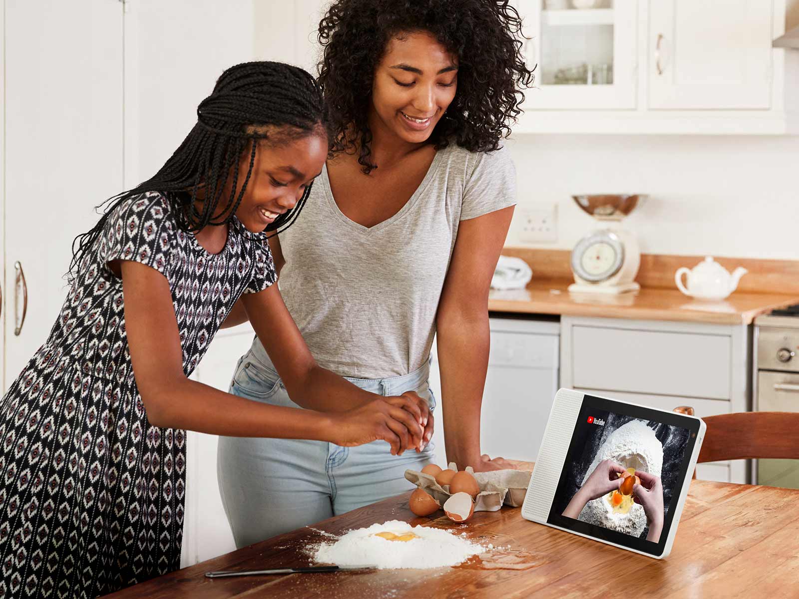 El sistema Smart Home combinado con el Asistente de Google puede mejorar su experiencia con imágenes, mapas y videos.