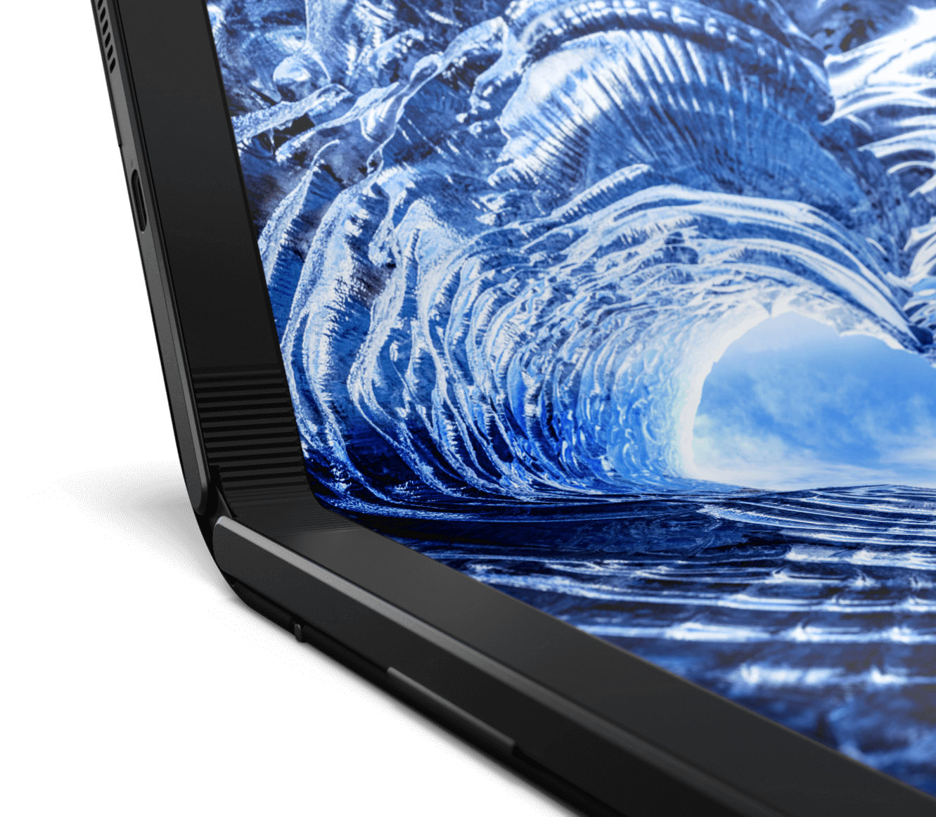 Tampilan jarak dekat sisi kiri Lenovo ThinkPad X1 Fold terbuka sekitar 95 derajat
