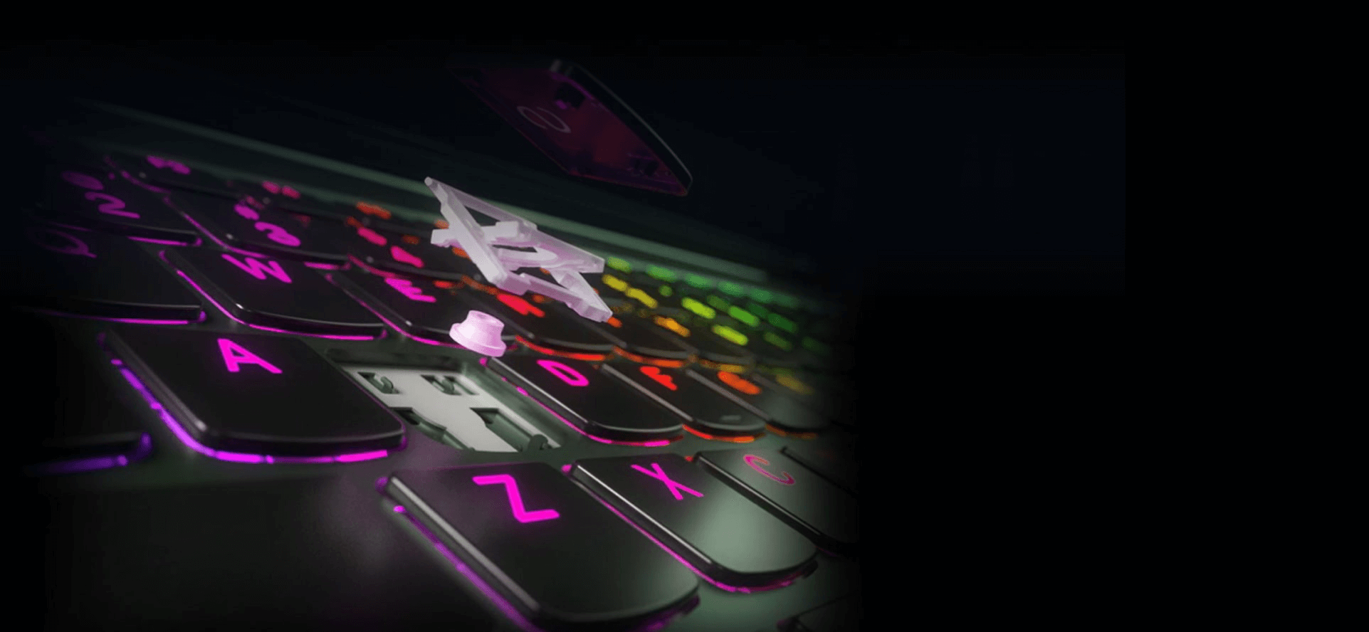 Pohľad zblízka zhora na klávesnici Lenovo a tlačidlo s farebným podsvietením.