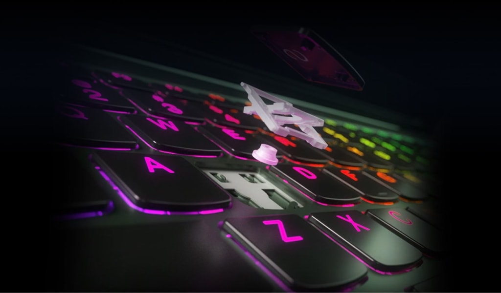 Крупный план клавиатуры и переключателя клавиш Lenovo с цветной подсветкой