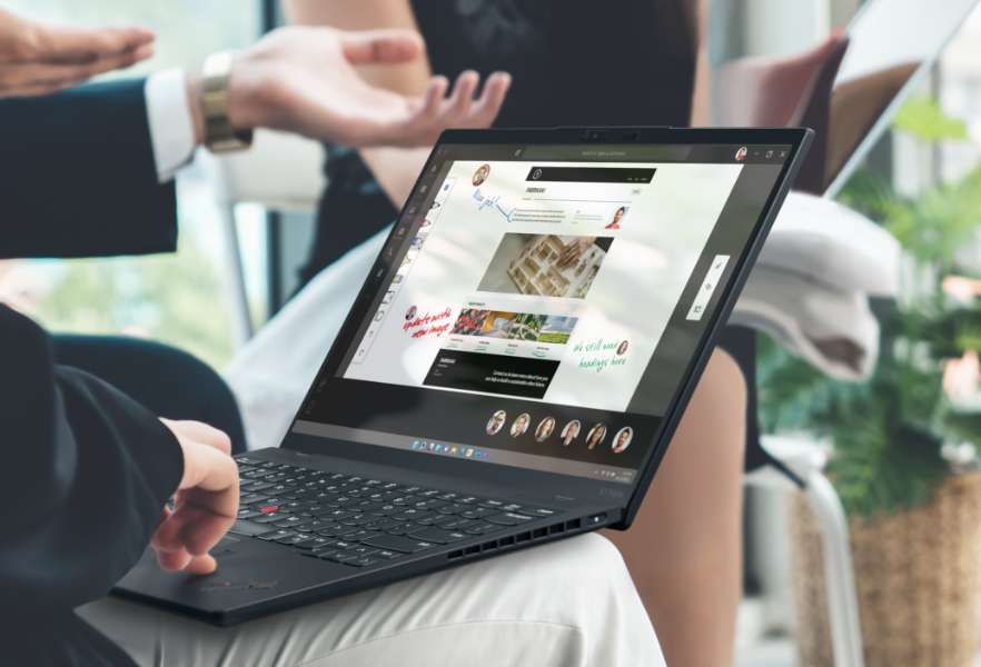 Lenovo ThinkPad X1 Nano en el regazo de una persona, en uso