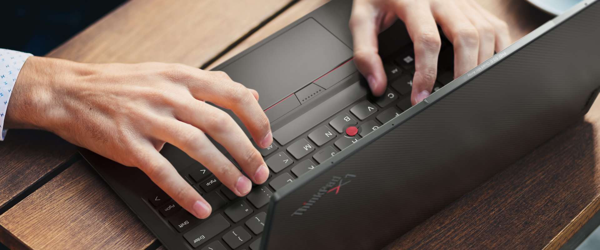 レノボ ThinkPad X1 Yoga Gen 7 2-in-1 ノートパソコンでデスクに座りビデオ通話をしている人