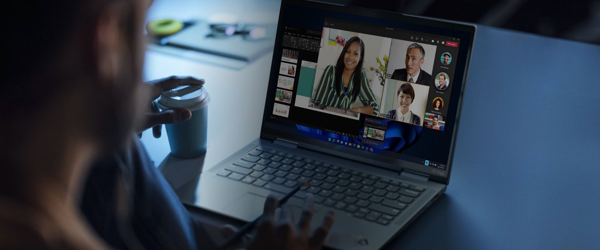 ビデオ通話で Lenovo ThinkPad X1 Carbon Gen 10 ノートパソコンを使用している人