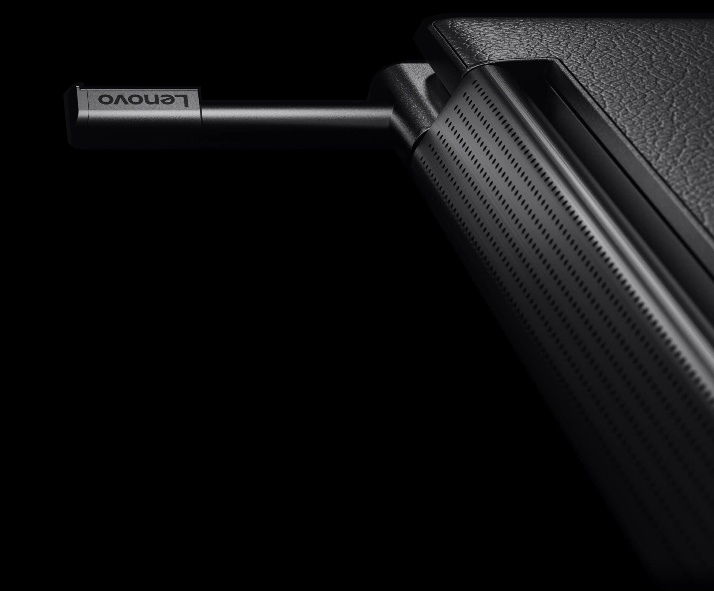 Beskåret nærbillede af en sound bar i nærheden af hængslet på en Yoga 2-i-1, med en stylus der stikker ud fra dens holder 