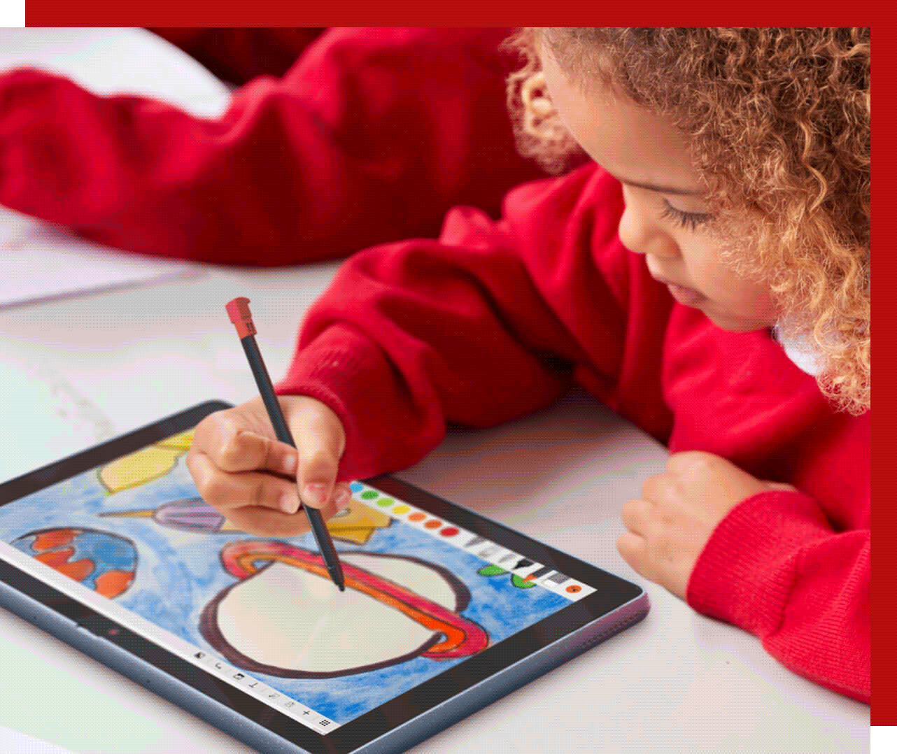 Et barn bruker en pekepenn til å tegne på et Lenovo-nettbrett 