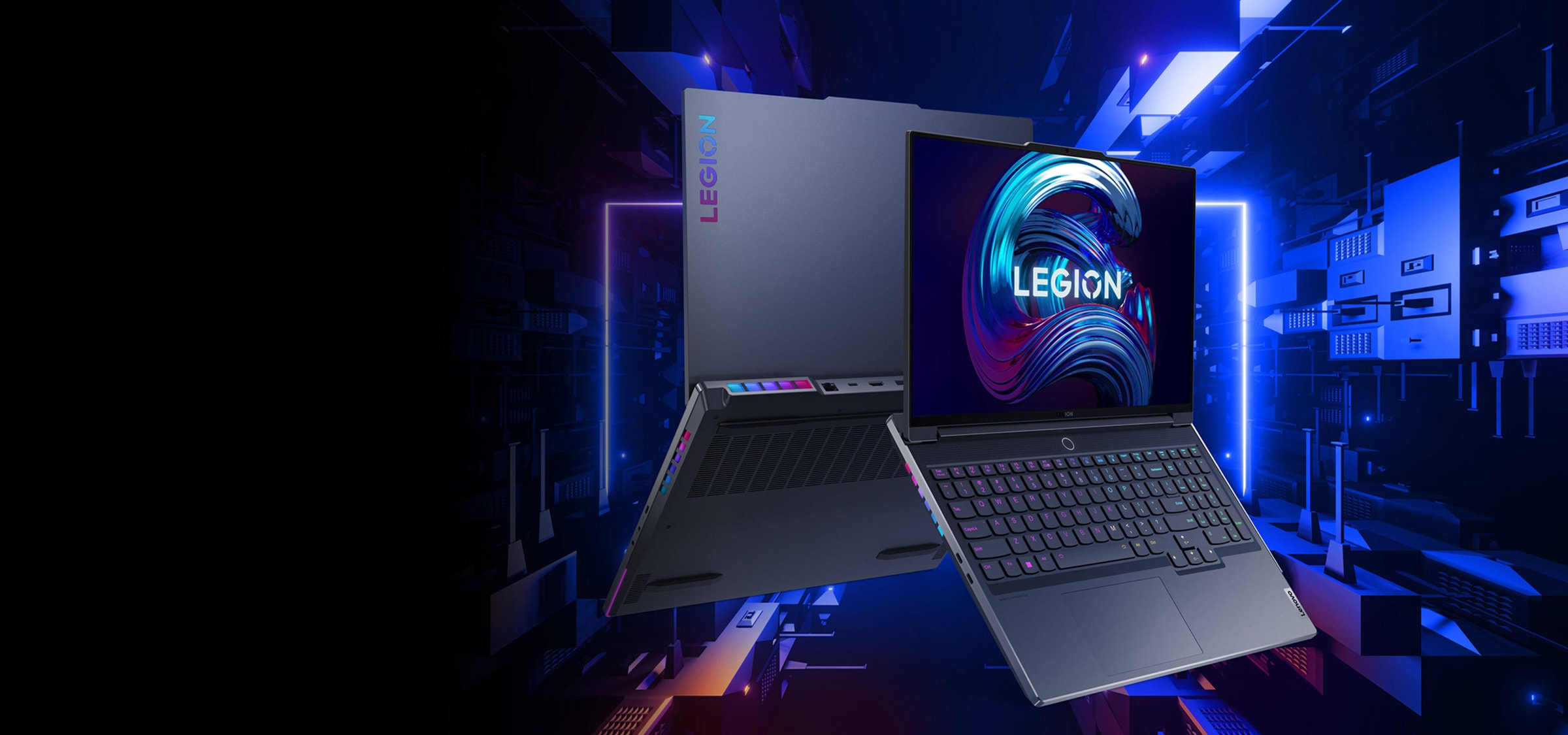 Vedere frontală a laptopului Lenovo Legion 7 deschis la 135 de grade, înclinat în față de la bază, arătând tastatura, ecranul de afișare și înclinat pentru a arăta porturile din partea stângă și o vedere în oglindă a părții din spate.