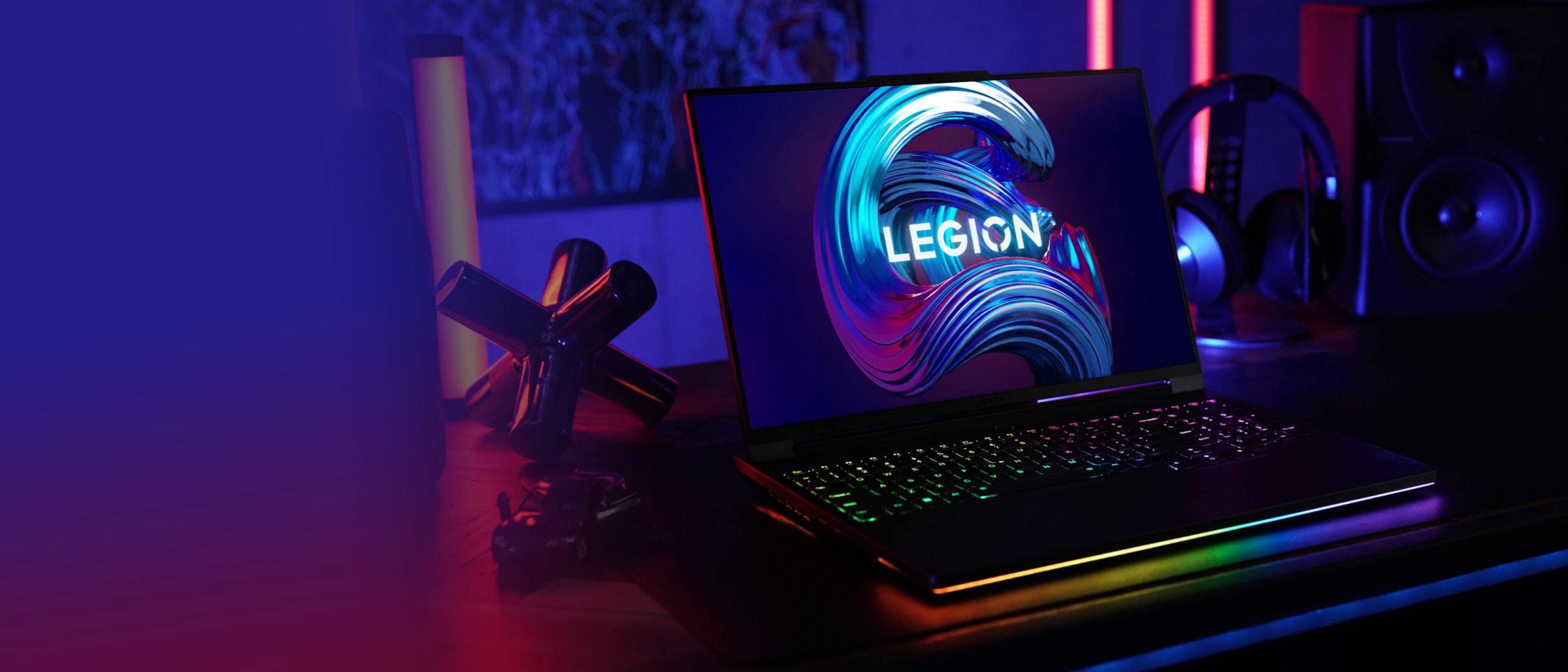 Bærbar Lenovo Legion-computer set forfra, åben 90 grader med fokus på tastatur og skærm og let vinklet for at vise portene i venstre side.