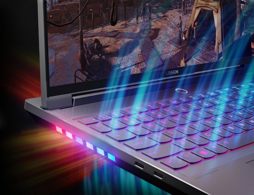 Игровой ноутбук Legion 7, вид спереди с открытой на 90 градусов крышкой. Ноутбук повернут в правую сторону для демонстрации клавиатуры и системы охлаждения крупным планом.