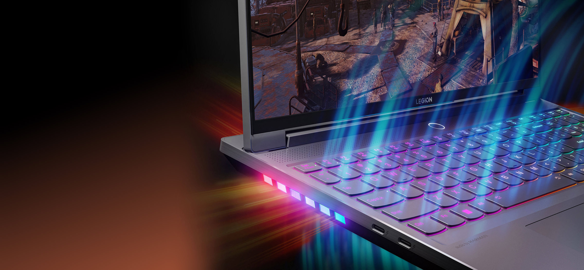 Vedere frontală a laptopului Legion 7 deschis la 90 de grade, înclinat spre dreapta, care arată un prim-plan al tastaturii și al tehnologiei camerei de vapori.