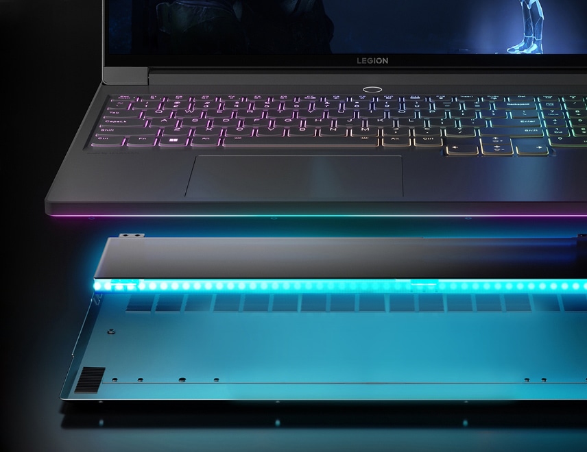 Vooraanzicht van Legion 7-laptop die 90 graden is geopend, met een kwart van het scherm en een volledig toetsenbord dat lijkt te zijn losgekoppeld van de basis, waardoor een zicht wordt getoond op een lange Whr-batterij die stevig in de achterkant van de basis past.