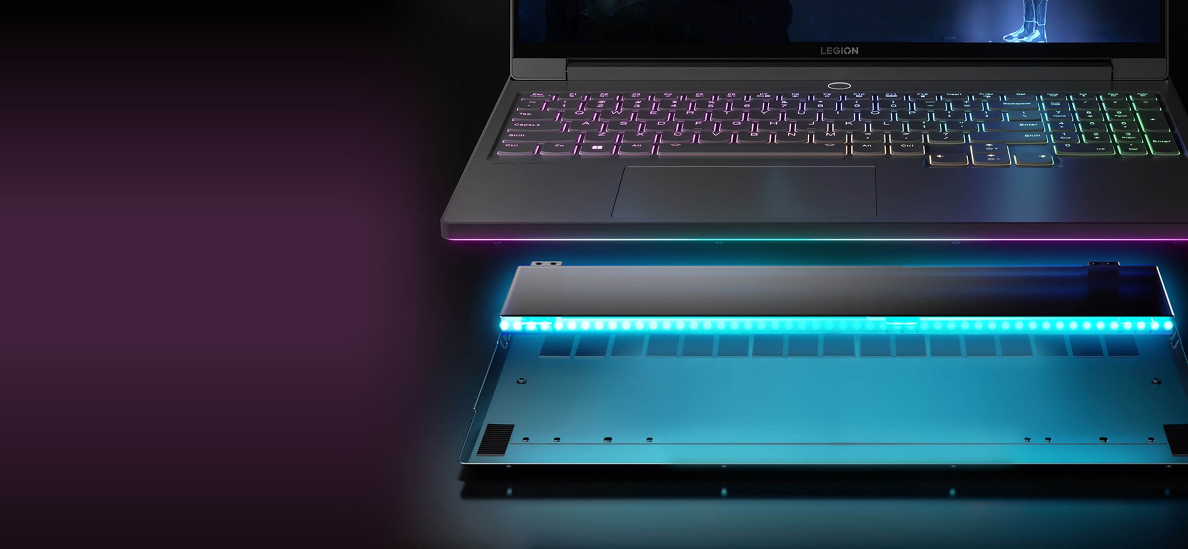 Vedere frontală a laptopului Legion 7 deschis la 90 de grade, arătând un sfert de ecran și o tastatură completă care pare a fi detașată de bază, expunând o baterie Whr lungă care este bine fixată în partea din spate a bazei.