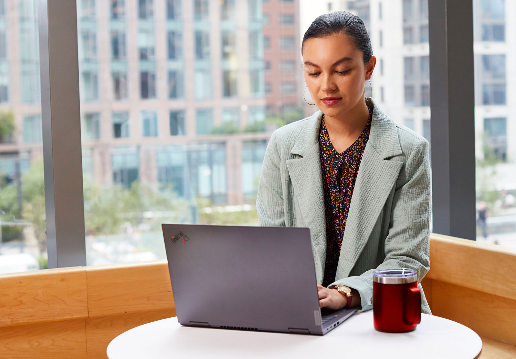 Rear-view of ThinkPad X1 Yoga Gen 6 in us