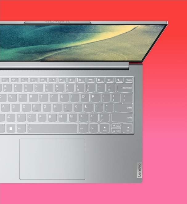Pohľad zhora na notebook Lenovo Yoga zobrazujúci klávesnicu a časť displeja