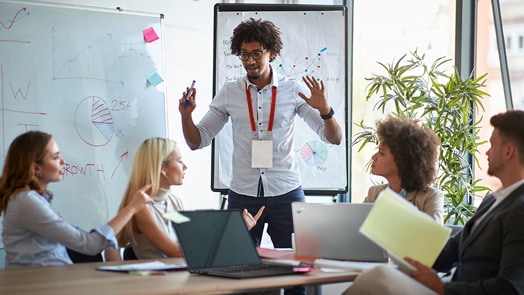 Pessoas em uma configuração de workshop