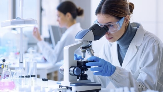 Mujer usando equipo médico