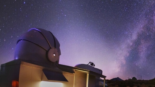Observatorium met de melkweg in de nachtelijke hemel
