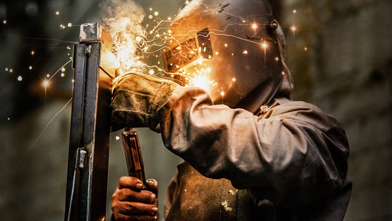 Lenovo Edge Computing - Person welding metal