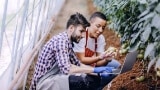 Hombre en una sala de conferencias con plantas frondosas