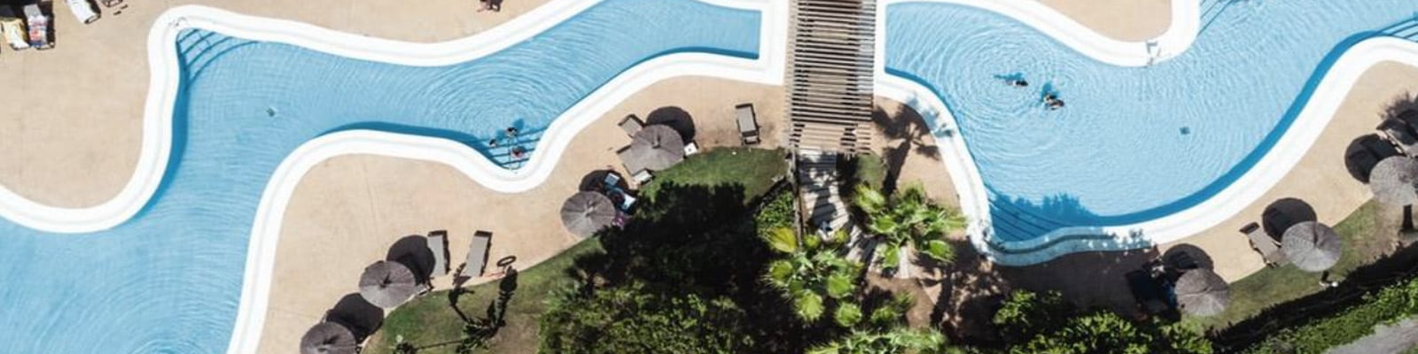 Vue du ciel de la piscine du complexe