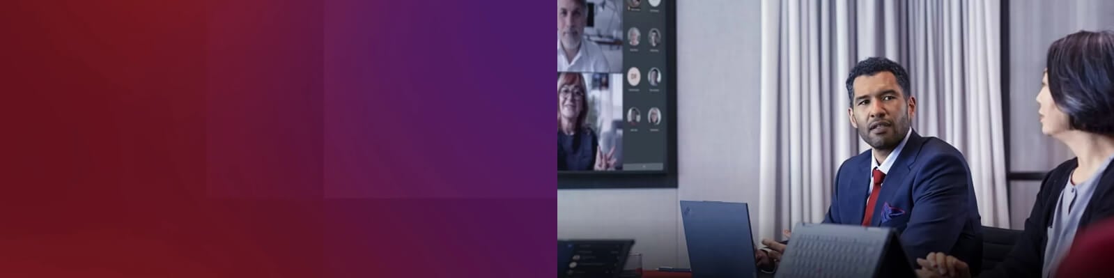 Homme et femme en réunion virtuelle dans une salle de conférence