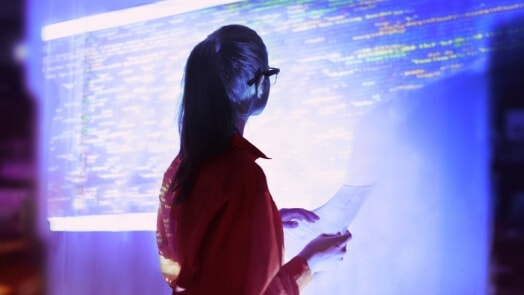 Femme regardant un mur de code numérique