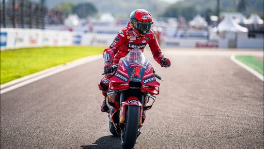 Motociclista in sella a una Ducati