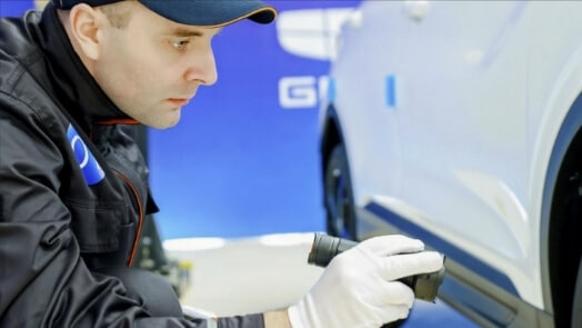Técnico de automóvil inspeccionando un vehículo