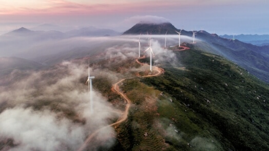 Éoliennes sur un col de montagne