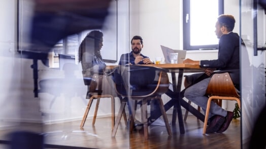 Cuatro trabajadores de TI en un entorno de oficina