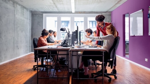 Mujer con tableta en entorno de trabajo