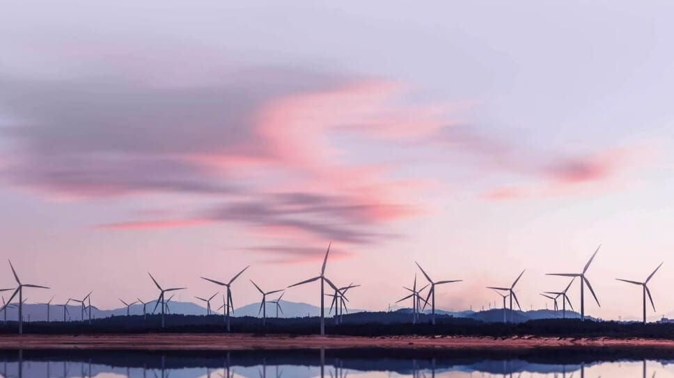 Parc d’éoliennes avec lac et collines