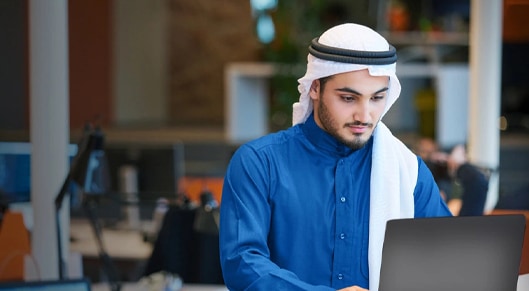 Homme sur portable dans un bureau