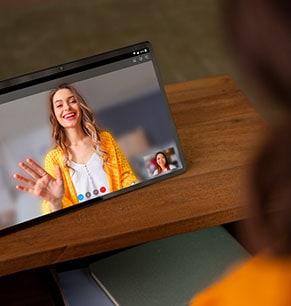Tablette Lenovo affichant une réunion en ligne à l’écran